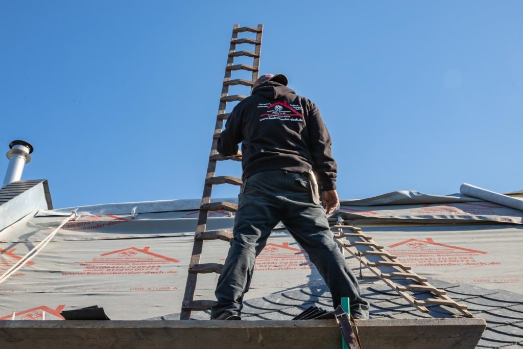 Dachdecker am arbeiten